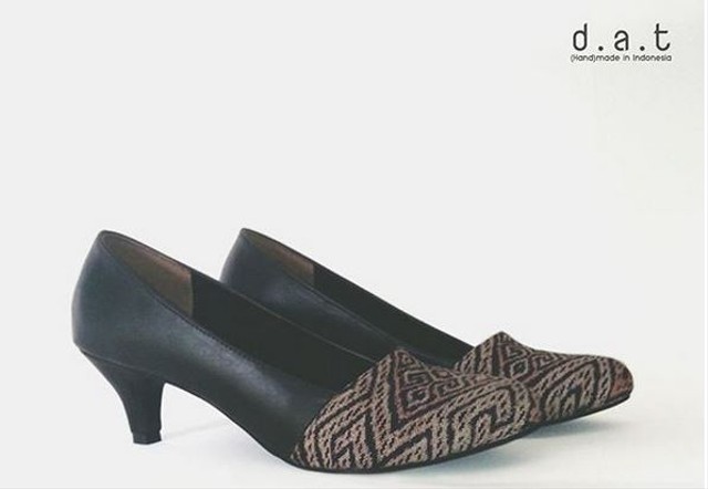 Tips Aman Memakai Sepatu Batik High Heels 