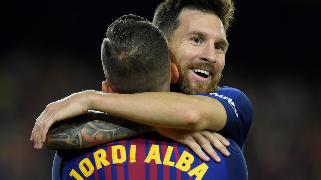 Mesranya Lionel Messi dan Jordi Alba. (Foto: AFP/Lluis Gene)