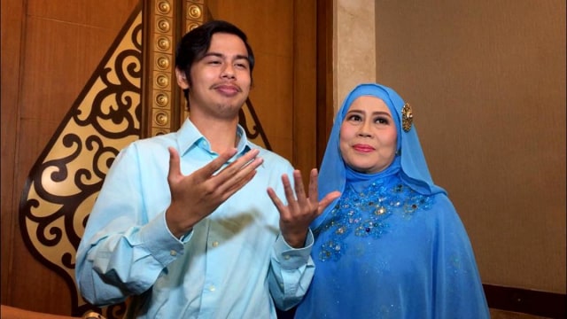 Dewi Yull bersama putranya Surya Sahetapy Foto: Maria Gabrielle Putrinda/kumparan