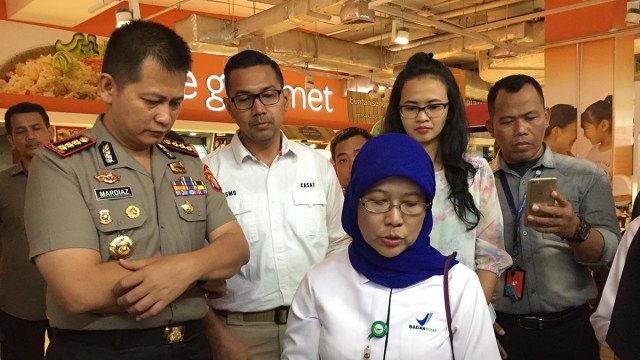 Sidak oleh BPOM dan Polisi di Carrefour Kasablanka (Foto: Raga Imam/kumparan)