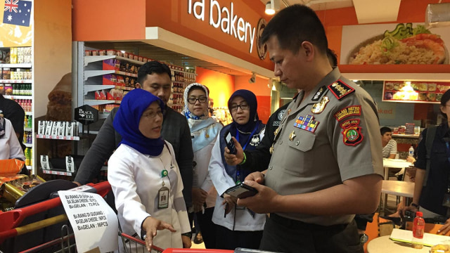 Sidak oleh BPOM dan Polisi di Carrefour Kasablanka (Foto: Raga Imam/kumparan)