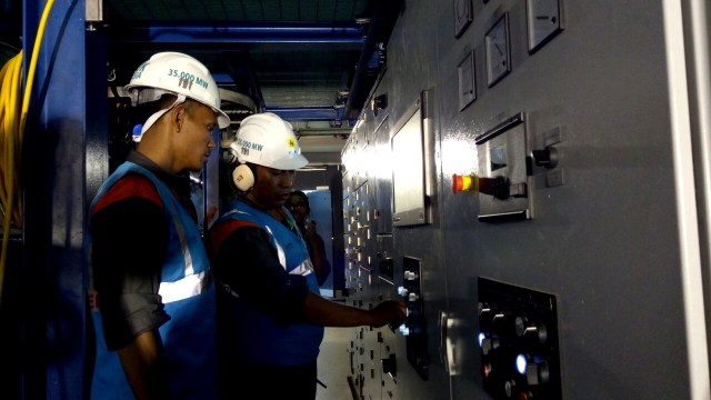 Melihat isi dalam unit mesin gas utk PLTMG. Foto: Pranamya Dewati/kumparan