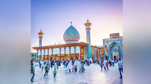 Masjid Shah Cheragh (Foto: Instagram @lostwithpurpose)