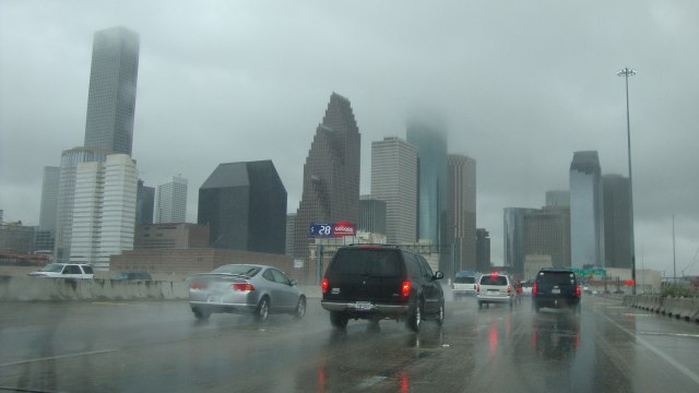 Berkendara saat hujan. Foto: Pixabay