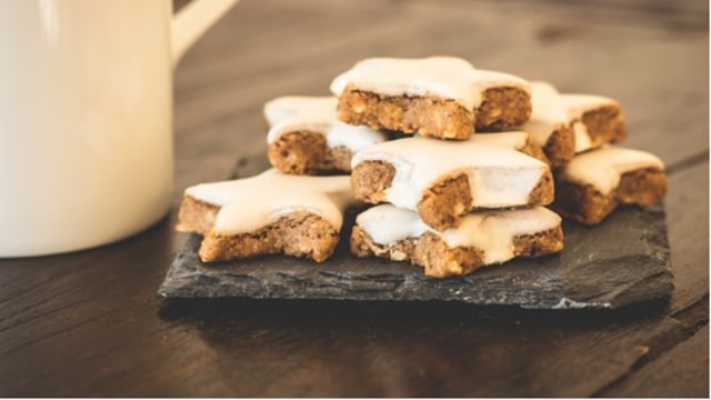 Kue kering dihias dalam keadaan dingin (Foto: Pixabay)