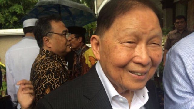 Muchtar Riady melayat Alm Sukamdani Sahid (Foto: Yuana Fatwalloh/kumparan)