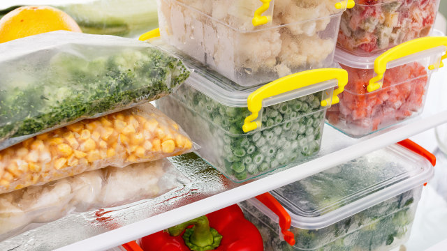 Memisahkan makanan mentah dan makanan matang (Foto: Thinkstock)