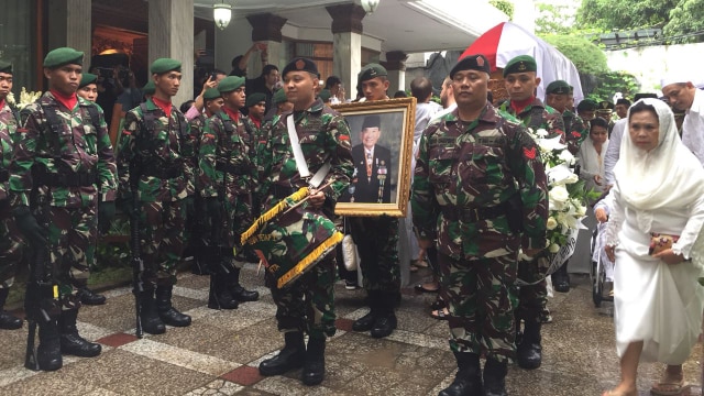 Upacara pelepasan jenazah Sukamdani (Foto: Yuana Fatwalloh/kumparan)