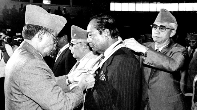 Sukamdani menerima Bintang LVRI tahun 1993 (Foto: ANTARA FOTO/Foto Arsip)