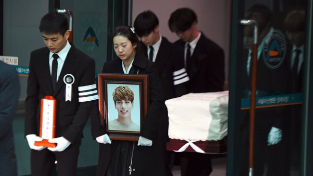 Shawol mengantar kepergian Jonghyun SHINee (Foto: AFP/Jung Yeon-Je)