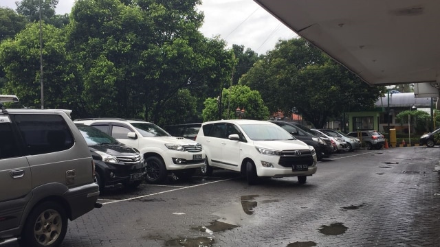 Parkiran mobil kompleks ruko Wijaya Grand Center Foto: Eka Nurjanah/kumparan