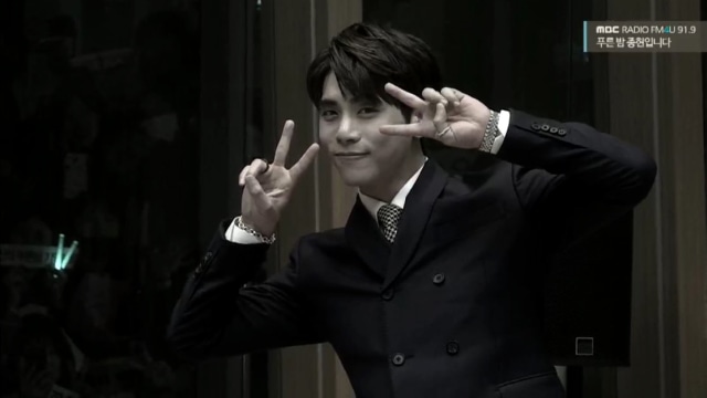 Jonghyun 'SHINee' dalam acara radio 'Blue Night'. (Foto: Instagram/@mbcbluenight)