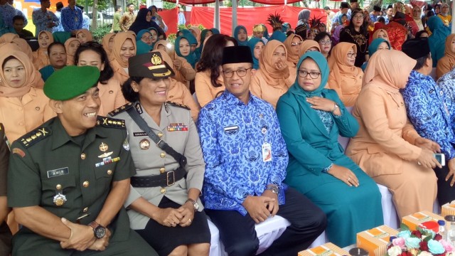 Gubernur DKI Anies beserta istri di Hari Ibu ke-89 (Foto:  Johanes Hutabarat/kumparan)