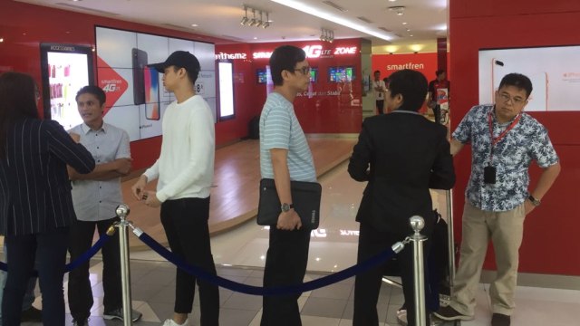 Antrean iPhone X di Smartfren. (Foto: Bianda Ludwianto/kumparan)