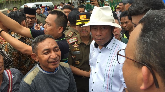 Haji lulung meninjau Tanah Abang Foto: Paulina Herasmaranindar/kumparan