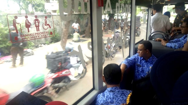 Anies melihat pelanggaran pemotor di Tanah Abang (Foto: Johanes Hutabarat/kumparan)