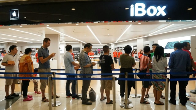 Antrean peluncuran perdana iPhone X (Foto: Fanny Kusumawardhani/kumparan)