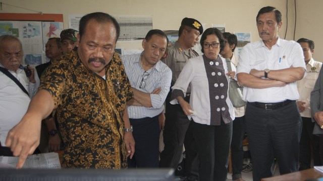 Sri Mulyani mencangklong tas. (Foto: Antara/Nyoman Budhiana)