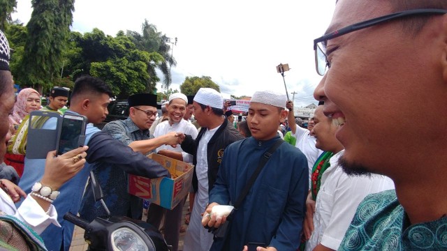 Sudirman Said bagi-bagi susu di hari ibu.  (Foto: dok. Tim Media Sudirman Said)