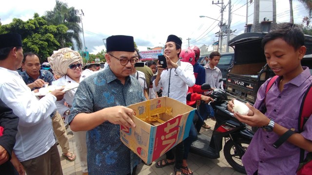 Sudirman Said bagi-bagi susu di hari ibu.  (Foto: dok. Tim Media Sudirman Said)