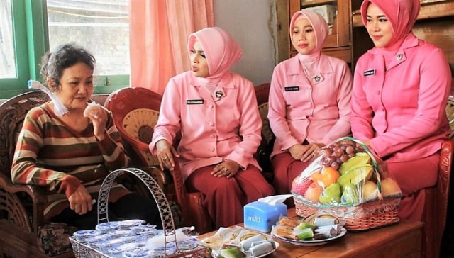 Istri Kapolres Karawang Jenguk Anggota Sakit