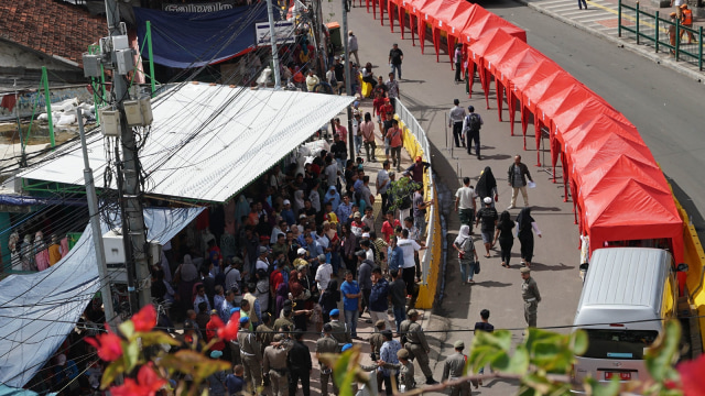 Penutupan jalan Jati Baru di kawasan Tanah Abang (Foto: Fanny Kusumawardhani/kumparan)
