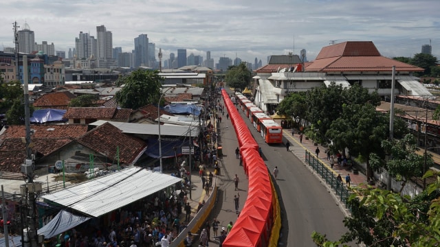 Penutupan jalan Jati Baru di kawasan Tanah Abang (Foto: Fanny Kusumawardhani/kumparan)