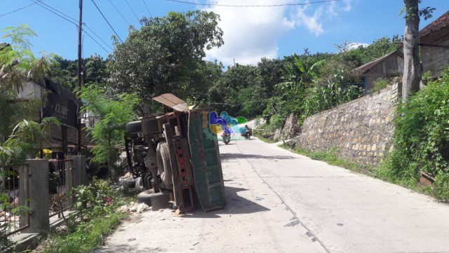 Truk Muat Kayu Ilegal Tabrak Pejalan Kaki di Tuban, Seorang Pejalan Kaki Meninggal Dunia  (1)