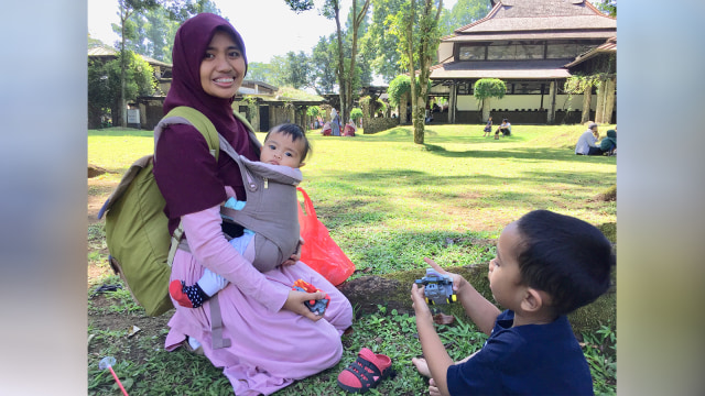 Rini dan Kedua Anaknya (Foto: Adisty Putri Utami/kumparan)