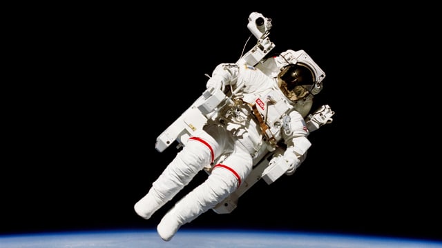 Bruce McCandless II melayang di luar angkasa. (Foto: NASA)