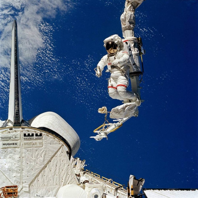Bruce McCandless II di luar angkasa. (Foto: NASA)