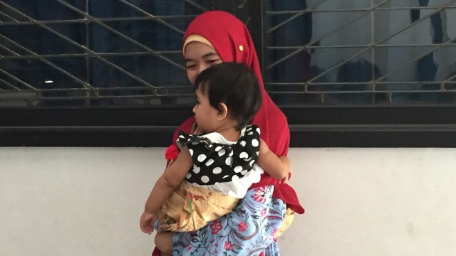 Ibu sedang menghibur anaknya (Foto: Adisty Putri Utami/kumparan)
