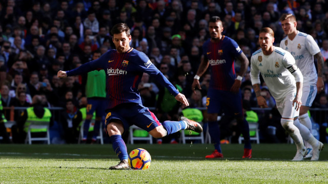Penalti Messi mengubah skor jadi 2-0. (Foto: REUTERS/Paul Hanna)