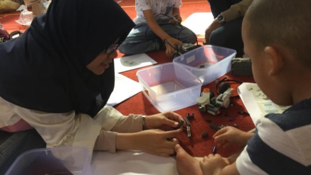 Anak kecil sedang merakit robot mobil-mobilan (Foto: amara Anastasia Wijaya/kumparan)