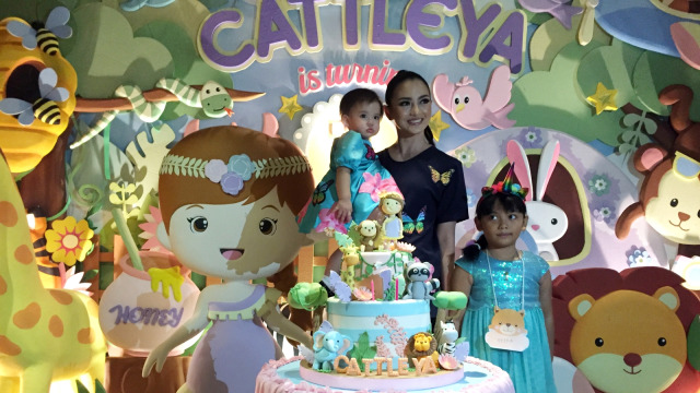 Ririn Ekawati dan Cattleya (Foto: Munady Widjaja)