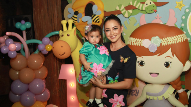 Ririn Ekawati rayakan ulang tahun Cattleya (Foto: Munady Widjaja)