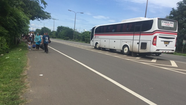 Penumpang jalan di Tol Serang Timur (Foto: Muhammad Iqbal/kumparan)