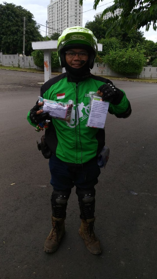 Maman Sulaeman dan Paket Hadiahnya (Foto: Maman Sulaeman)