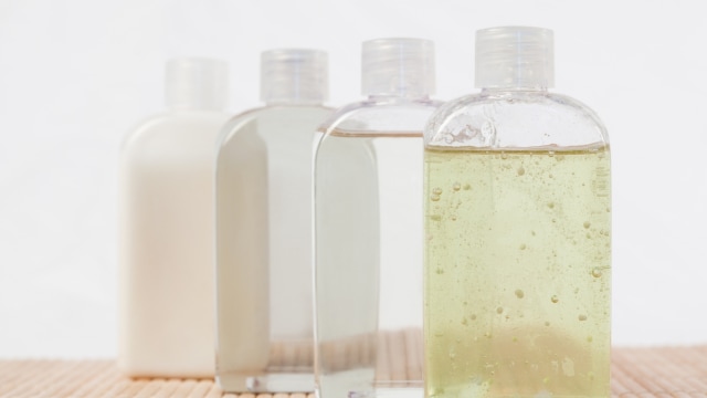 Cuci wig dengan shampo khusus  (Foto: Thinstock)