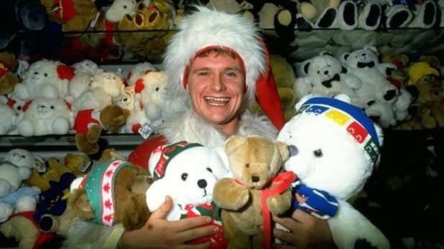 Paul Gascoigne dalam kostum Santa Claus (Foto: Twitter @OldFootball11)