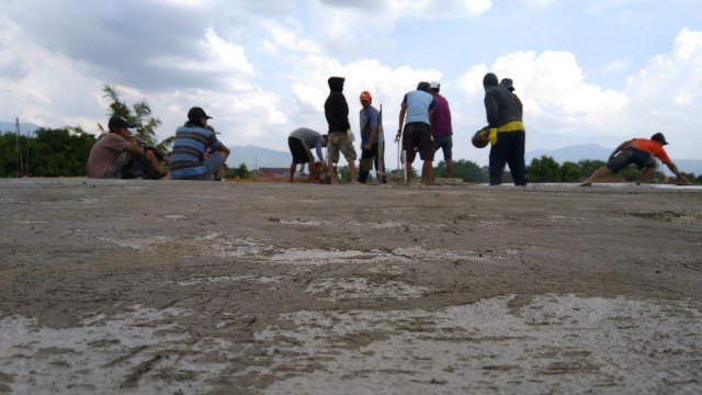 Tahap akhir pembangunan sekolah gratis Kang Jack. (Foto: dok. Kang Jack)