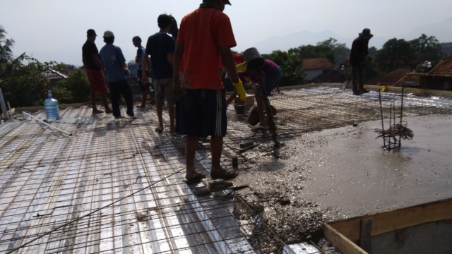 Tahap akhir pembangunan sekolah gratis Kang Jack. (Foto: dok. Kang Jack)