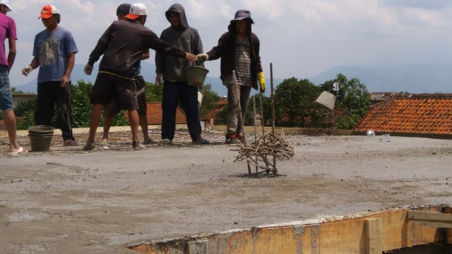 Tahap akhir pembangunan sekolah gratis Kang Jack. (Foto: dok. Kang Jack)