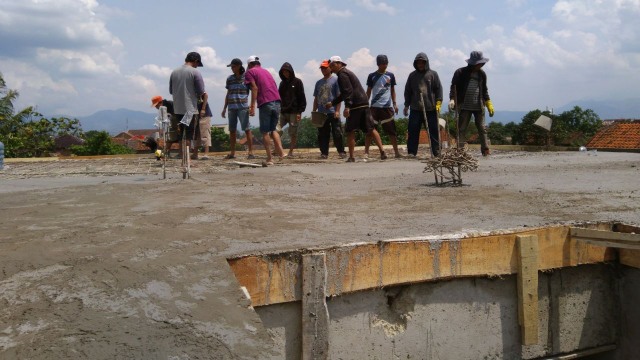 Tahap akhir pembangunan sekolah gratis Kang Jack. (Foto: dok. Kang Jack)