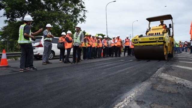 Aspal Plastik di res area Tangerang-Merak (Foto: Dok. PUPR)