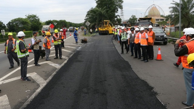 Aspal Plastik di res area Tangerang-Merak (Foto: Dok. PUPR)