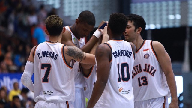 Laga Pelita Jaya vs Stapac di Solo. (Foto: Dok. IBL)