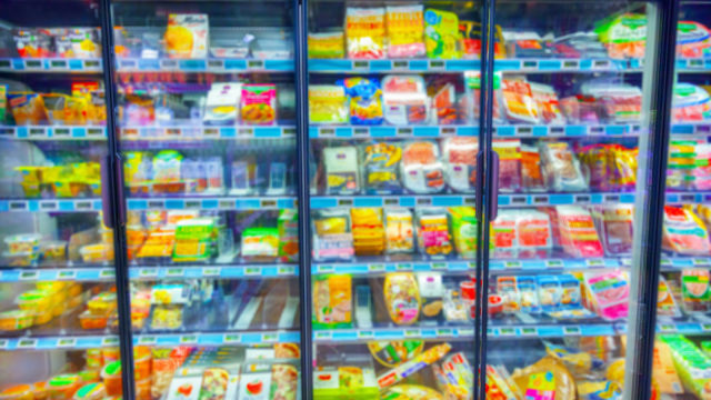Ilustrasi membeli makanan beku olahan. (Foto: Thinkstock)