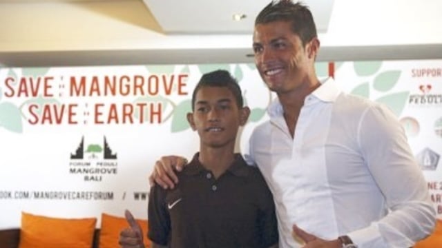 Martunis dengan ayah angkatnya, Cristiano Ronaldo (Foto: Instagram @martunis_ronaldo)