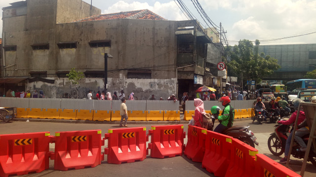 Penutupan jalur Jati Baru, Tanah Abang. (Foto: Adhim Mugni Mubaroq/kumparan)